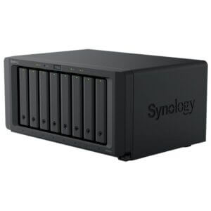 ภาพมุมเฉียงเครื่อง NAS Synology DS1825+ แสดงดีไซน์ตัวเครื่องสีดำด้าน ช่องใส่ฮาร์ดดิสก์ 8 ช่อง พร้อมกุญแจล็อค และโลโก้ Synology สำหรับระบายอากาศด้านข้าง