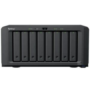 ด้านหน้าตรง Synology DS1825+ เห็นถาดใส่ฮาร์ดดิสก์ 8 Bay เรียงกัน พร้อมไฟแสดงสถานะการทำงาน (Status/Alert/LAN) และปุ่ม Power ด้านบน